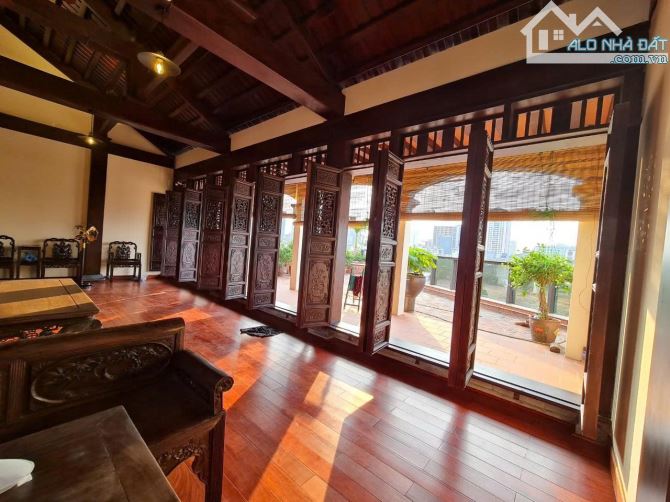 Bán tòa nhà văn phòng Vip 10 tầng TM, MT 12 m, Mặt phố đẹp nhất khu phố Hoàng Cầu. Giá ĐT - 8