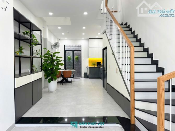 BÁN NHÀ NGAY UỶ BAN NHÂN DÂN HUYỆN BẾN LỨC ,THIẾT KẾ 1 TRỆT 2 LẦU .GIÁ CHỈ 1 TỶ 050TRIỆU - 8