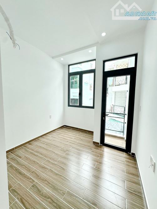 Bán nhà mới 2 lầu sát hẻm xe hơi đường Âu Dương Lân P. Chánh Hưng Quận 8 - 8