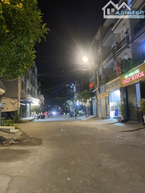 Bán nhà gần đường Đào Tôn Nguyên TT Nhà Bè, 3 tầng, mặt tiền kinh doanh ,4,5x14 m,