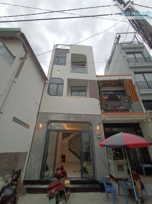BÁN NHÀ  - DT:  GẦN 100M2 - NGAY VÒNG XOAY LÊ ĐẠI HÀNH  - NHÀ ĐẸP  - 4 TẦNG BỀ THẾ