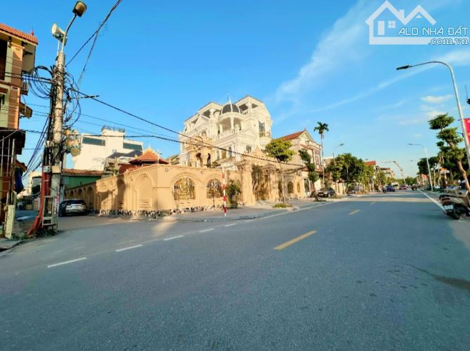 🍀ĐẤT ĐẸP ĐÔNG ANH -VI TRÍ VÀNG -GIÁ TỐT -OTO 7 CHỖ ĐỖ CỬA -SỔ ĐỎ CẦM TAY🍀 📍Vị trí: Thô
