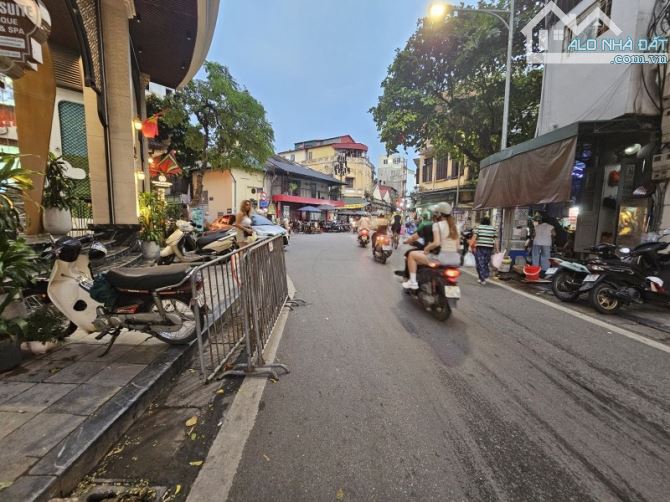 Bán mảnh đât mặt tiền Đào Duy Từ Hoàn Kiềm Dt 350 m2 mt 15m Giá 250 tỷ lh Huyền 7 X