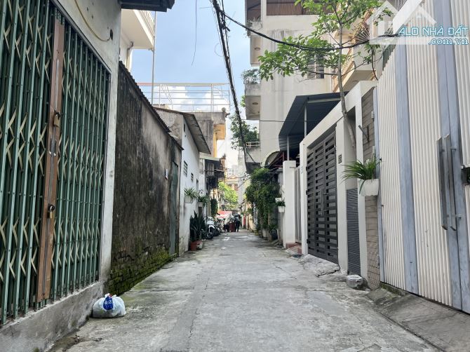 Cần tiền hạ giá bán nhanh mảnh đất thổ cư tặng căn nhà cấp 4 đường thông ô tô con