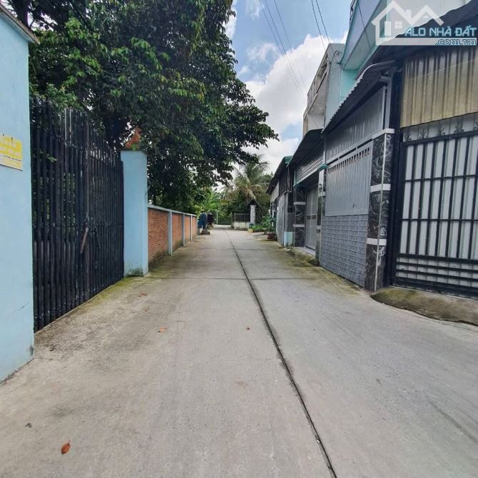 chủ kẹt tiền bán lô đất 120 m2- gần chợ xuân thới thượng -
