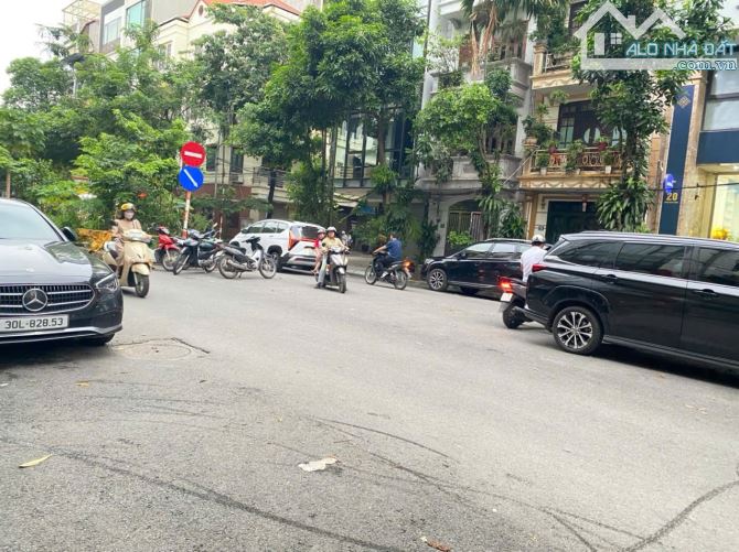 Bán nhà phân lô Trần Quốc Hoàn, 70m2, mt 5m cực đẹp, Ô tô tránh, kinh doanh, làm Văn phòng