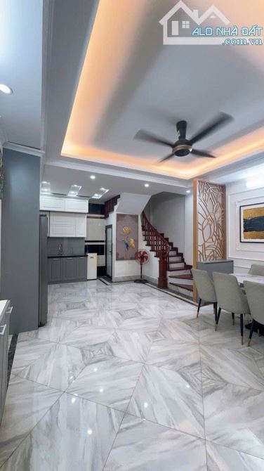 Bán Nhà Dân Xây Đẹp Ở Ngay Trung Tâm Cầu Giấy DT 45m2 × 6 Tầng Full Nội Thất Cao Cấp