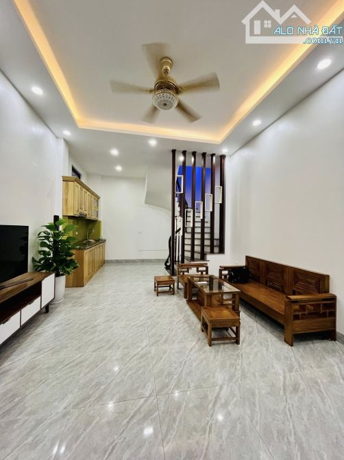 BÁN NHÀ THỊNH QUANG – ĐỐNG ĐA, LÔ GÓC 2 MẶT NGÕ, GẦN ĐƯỜNG Ô TÔ, NHÀ ĐẸP 5 TẦNG.