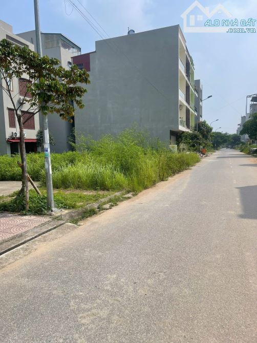 Bán lô đất giãn dân Hướng tây bắc dt 70,4m , mt 4,4m giá 6,15 tỷ