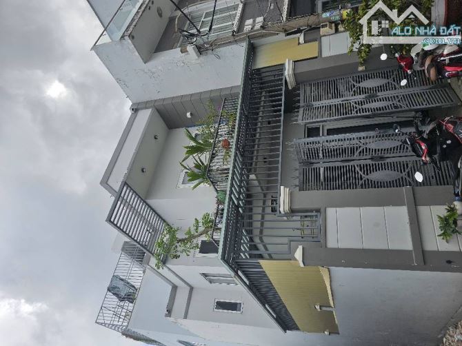 Nhà DT:50m2 ngang 5M phường Phú Thuận q7  Chỉ 5 Đồng 1 thông thoáng