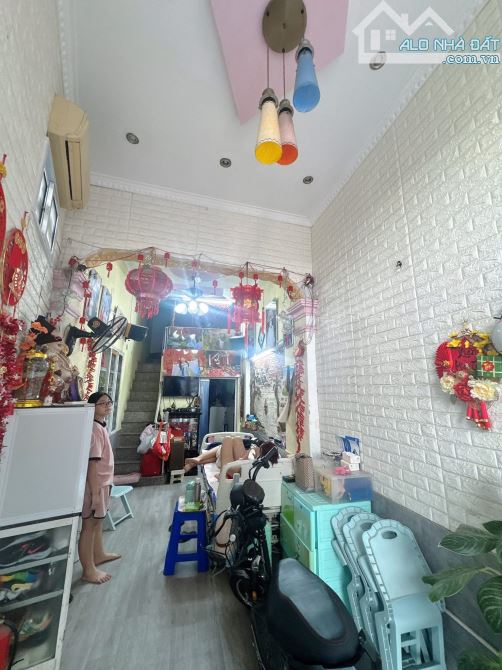 Lạc Long Quân, 34m, 4ngủ, Lô góc, Ngõ ba gác thông, Nhà dân xây đẹp, Sổ chính chủ, Giá rẻ