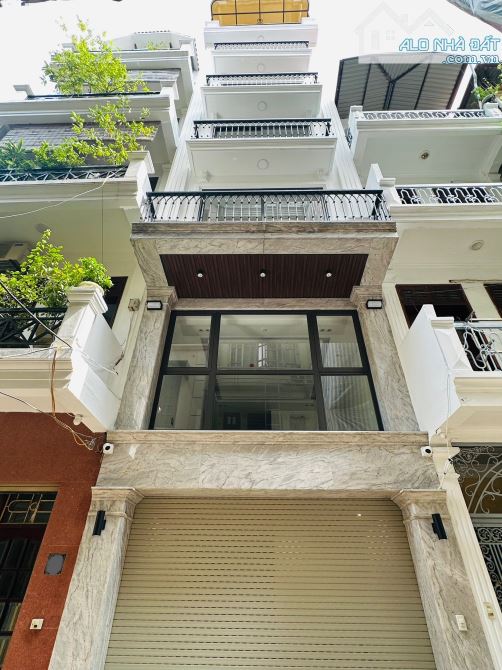 Phân lô, nhà mới, oto đỗ trong nhà 2 cái. Hàng hiếm ngay Hoàng Quốc Việt, Cầu Giấy