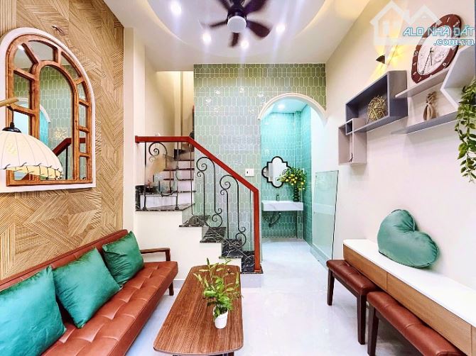 Nhà bán 3 lầu hẻm Nguyễn Thiện Thuật, Quận 3, thiết kế hiện đại, sang trọng.
