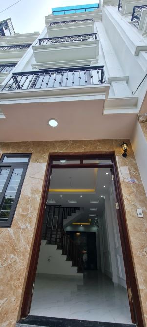 Bán nhà cạnh chợ trung tâm Tân Lập, Đan Phượng. 40m2 xây 5 tầng lệch 80m ra trục chính 422