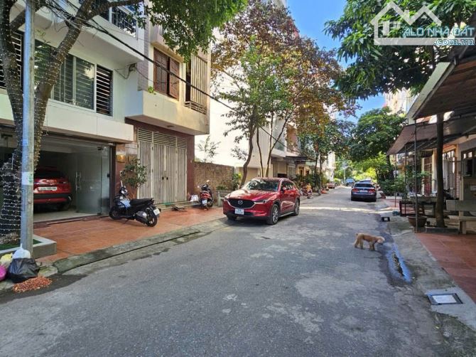 LÔ ĐẤT ĐẤU GIÁ KIẾN HƯNG PHÂN LÔ VỈA HÈ CẠNH CÔNG VIÊN HÀ ĐÔNG DT 51M GIÁ ĐT