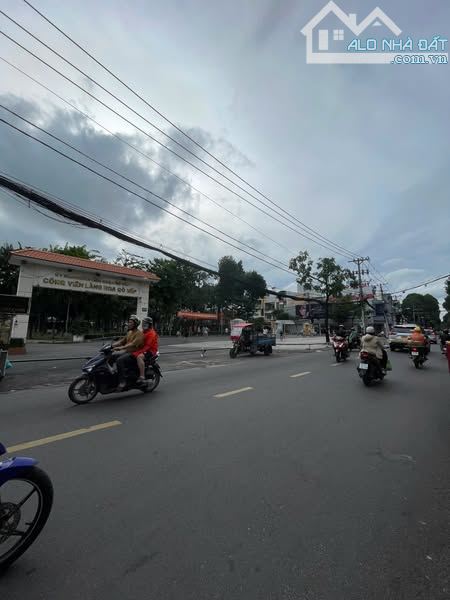 BÁN CHDV CAO CẤP 2 MẶT HẺM XE HƠI 128m2 NGAY CÔNG VIÊN LÀNG HOA CHỈ NHỈNH 16 TỶ
