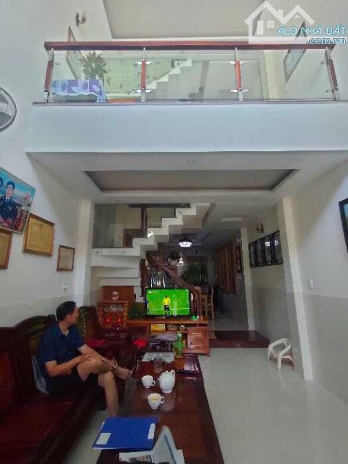 NHÀ CẦN BÁN - HẺM TRẢI NHỰA 5M Ô TÔ ĐỖ CỬA - 56M2 - 5 TẦNG - HOÀNG BẬT ĐẠT.