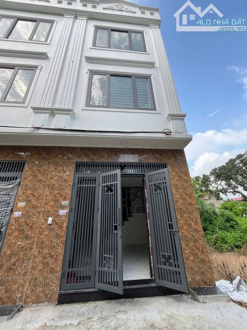 Cực rẻ!!! 3,x tỷ có ngay nhà 3 tầng, 44m2, oto đỗ cửa, sát vách Đại học TDTT