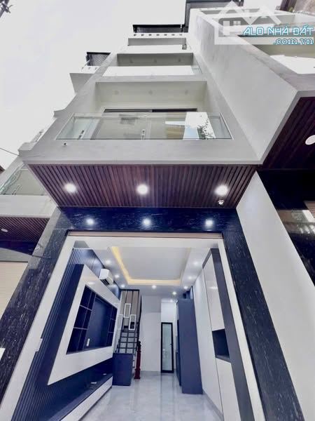 Hiếm có, Nhà Phố Nguyễn Văn Cừ, Ngọc Lâm, Long Biên, 38m2, 5 Tầng, Phân Lô, Ô Tô, Full đồ