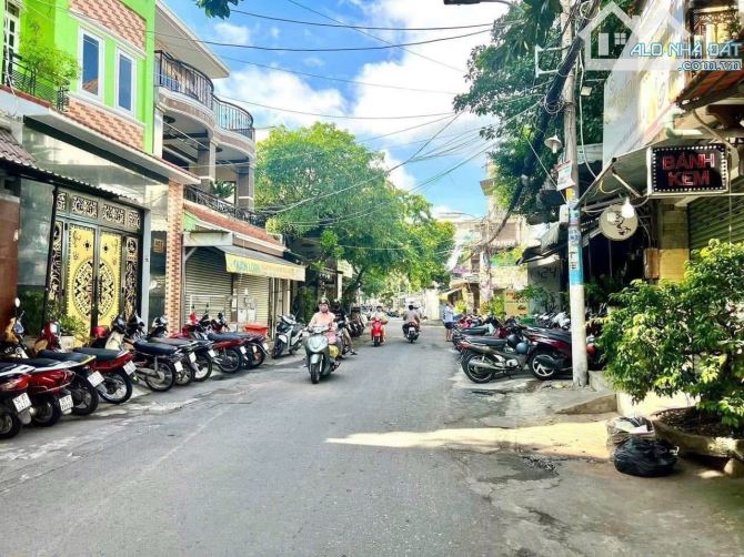 Bán nhà MT Đường số 12 p11 DT:4,5 x23,5 2 lầu 4pn , giá : 12 tỷ Tl