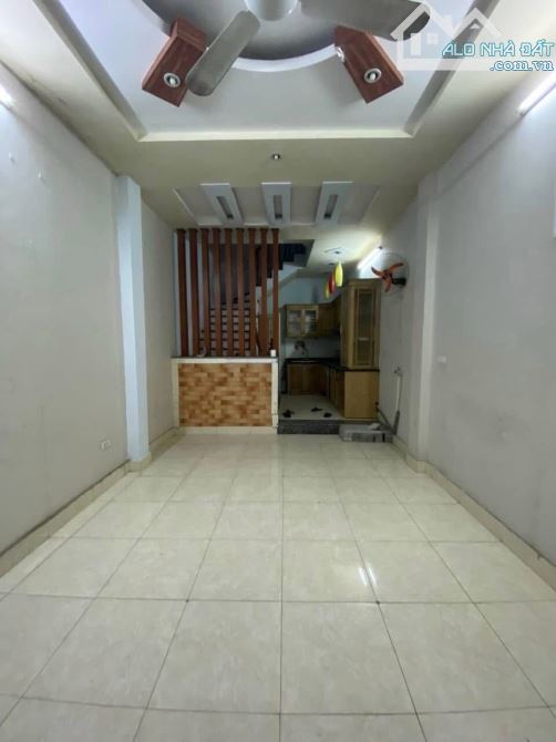 Cho thuê nhà ngõ 3 Hoàng Quốc Việt, 5 tầng x 40m2, 5 ngủ, 4 vệ sinh, 15 Triệu