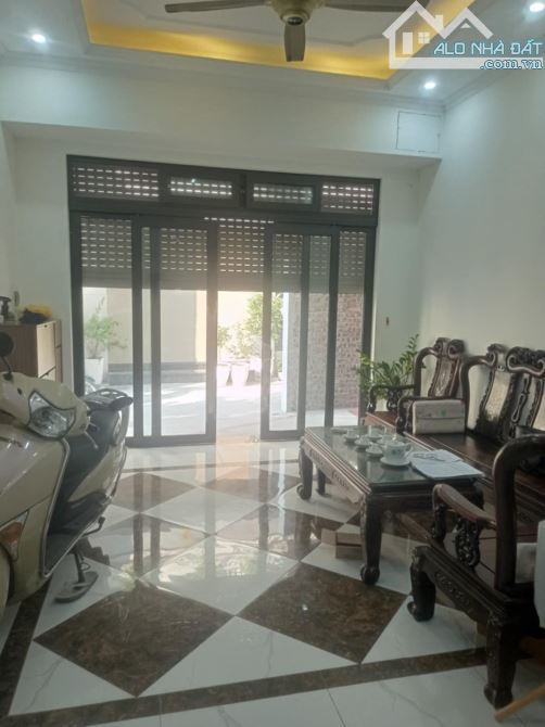 NHÀ MỚI ĐẸP – MẶT TIỀN RỘNG – GẦN KĐT CIPUTRA – 30M RA Ô TÔ ĐỖ NGÀY ĐÊM giá 7.9 tỷ.