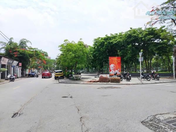 Nhà đẹp Ái Mộ - Ngay Công viên Phường Bồ Đề, Trường Welspring, 40m, hơn 8 tỷ ô tô đỗ cửa.