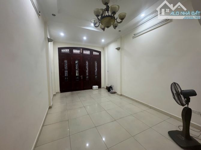 BÁN NHÀ PHỐ NGUYỄN CHÍ THANH 40M2 - PHÂN LÔ Ô TÔ TRÁNH, VÀO NHÀ - KINH DOANH VỈA HÈ - NGÕ