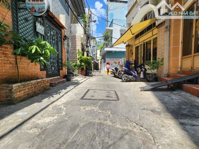 TT PHÚ NHUẬN - CÁCH MT 15M - NHÀ MỚI XINH - 5 TẦNG BTCT - SỔ HOA HẬU