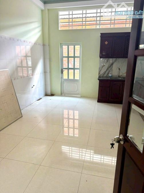 CẦN CHUYỂN NHƯỢNG LẠI CĂN NHÀ 1 TRỆT 2 LẦU MẶT TIỀN ĐƯỜNG NHỰA 6M ĐỐI DIỆ