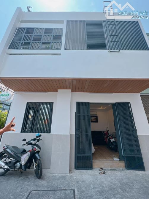 BÁN NHÀ ĐẸP 2 TẤM GÓC 2 MẶT TIỀN KINH DOANH XE HƠI ĐỖ CỬA GIÁ 6T TL HÌNH THẬT