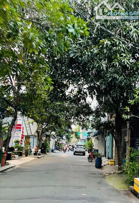 BÁN ĐẤT TẶNG NHÀ, HẺM Ô TÔ, PHAN VĂN HỚN - Q12, DT196m2, chỉ 10.x tỷ