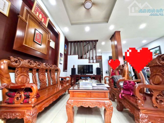NHÀ HIẾM NGANG KHỦNG ( 7×14), Ô TÔ NGỦ TRONG NHÀ, SỔ A4 HOÀN CÔNG ĐỦ.
