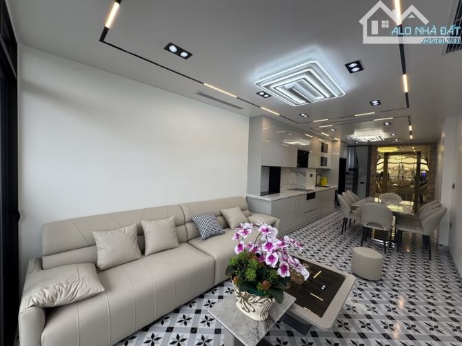 BÁN NHÀ LONG BIÊN, MP KD ĐỈNH - Ô TÔ TRÁNH - Ô TÔ ĐỖ CỬA VÀO NHÀ - THOÁNG TRƯỚC SAU