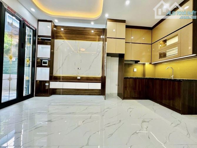Nhà 5 tầng, 32m2, 3 ngủ, mặt tiền 5 mét giá 3,x tỷ phường Chương Mỹ Hà Nội
