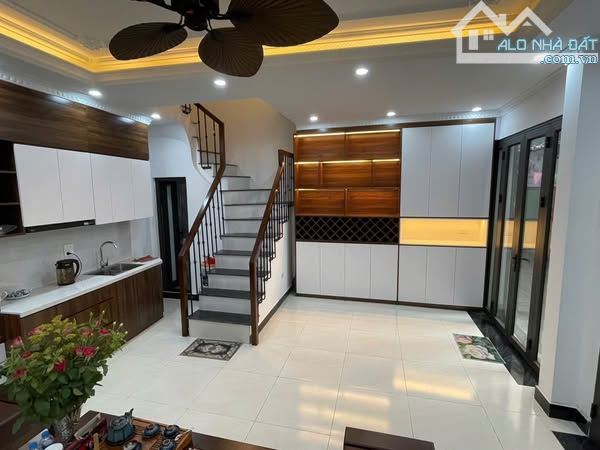 PHỐ NGÔ GIA TỰ 11 TỶ DT 40M MT 6M 5T KINH DOANH SẦM UẤT Ô TÔ TRÁNH