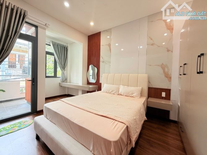 Hẻm 5m- 3tâng - 50m2 .. 4pn. Sổ vuông, hoàn công . Gần ngã tư hàng xanh