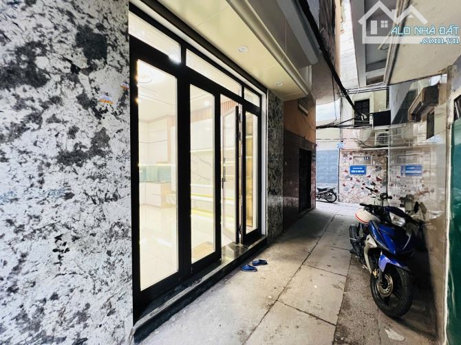 NHÀ ĐẸP Ở NGAY – NGÕ THÔNG – GẦN PHỐ, GẦN Ô TÔ – FULL NỘI THẤT – 32m² – CHỦ THIỆN CHÍ