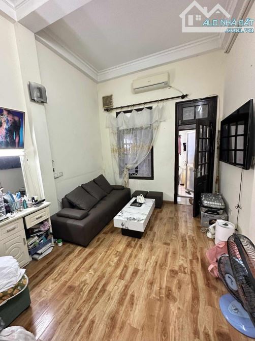 NHÀ ĐẸP ĐỘI CẤN BA ĐÌNH 25m 5T Mt 3.7m GIÁ 5.5 TỶ NGÕ THÔNG 20M RA MẶT PHỐ KINH DOANH.