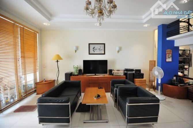 Biệt Thự 2 tầng, Huỳnh Tấn Phát, Quận 7, 270m2, Hẻm Xe Tải, Giá chỉ 30 Tỷ.