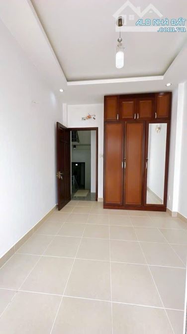 BÁN NHÀ Q4 CHDV 6 TẤM ĐÚC HÌNH THẬT VỊ TRÍ 1/ NGUYỄN KHOÁI GIÁ 6TỈ 750 GIÁP Q1 KDC HẺM 3M - 10