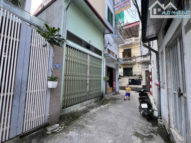 Cần tiền hạ giá bán nhanh mảnh đất thổ cư tặng căn nhà cấp 4 đường thông ô tô con - 1