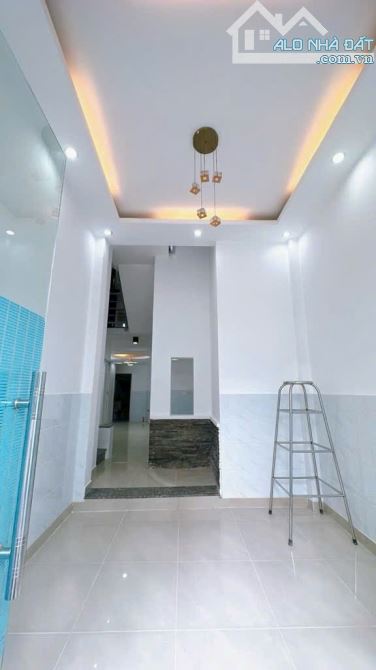 BÁN NHÀ Q4 CHDV 6 TẤM ĐÚC HÌNH THẬT VỊ TRÍ 1/ NGUYỄN KHOÁI GIÁ 6TỈ 750 GIÁP Q1 KDC HẺM 3M - 1