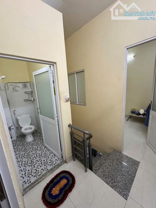 GIÁP TÂN PHÚ CÁCH MẶT TIỀN VÀI BƯỚC - HẺM 6M THÔNG - 2 TẦNG DT 33M2 - GIÁ 3,68 TỶ. - 1