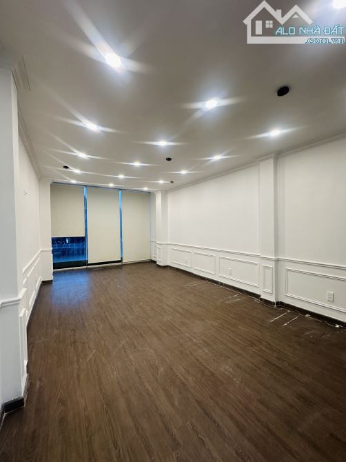 Cho thuê nhà mặt tiền Quận 3 - nhà 3 tầng mới có chỗ đỗ oto - 1