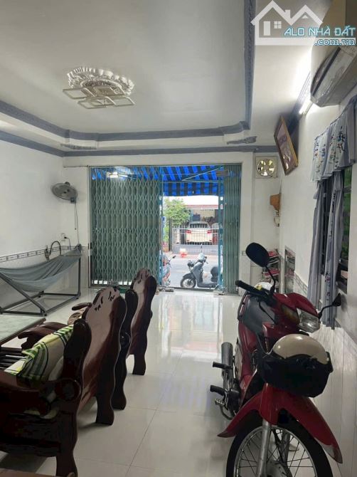 Cần chuyển nhượng lại căn nhà cấp 4 có gác lửng. Đoạn gần ngã tư phòng công chứng khả quan - 1