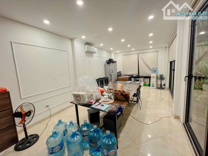 Nhà xây mới thang máy, lô góc Phố Láng Hạ,ba mặt thoáng, kdoanh cực tốt, 35m2. Giá 22.5 tỷ - 2