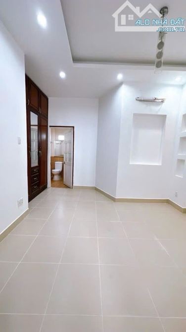 BÁN NHÀ Q4 CHDV 6 TẤM ĐÚC HÌNH THẬT VỊ TRÍ 1/ NGUYỄN KHOÁI GIÁ 6TỈ 750 GIÁP Q1 KDC HẺM 3M - 2