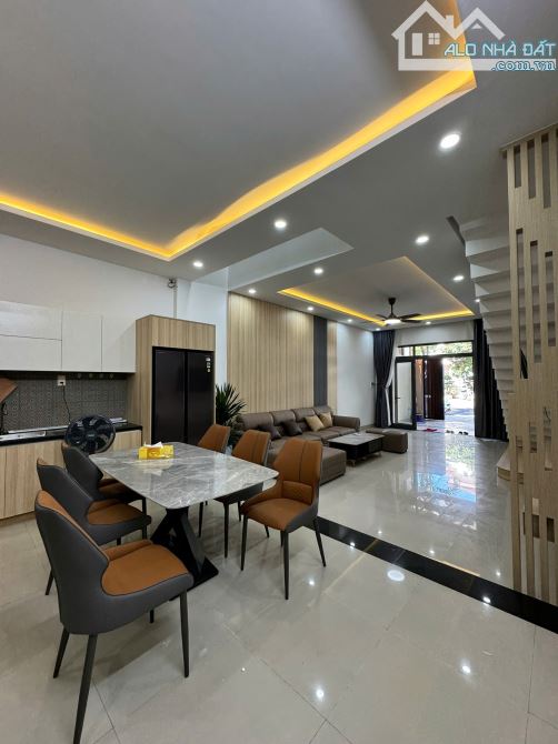 Nhà đẹp 2 tầng ngay khu biển Mỹ Khê, đường 10.5m Dương Thị Xuân Quý, khu sầm uất - 2