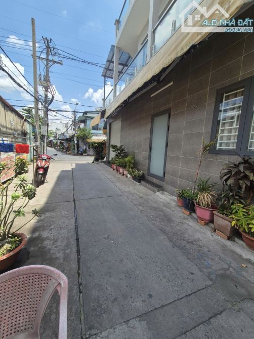 GIÁP TÂN PHÚ CÁCH MẶT TIỀN VÀI BƯỚC - HẺM 6M THÔNG - 2 TẦNG DT 33M2 - GIÁ 3,68 TỶ. - 2